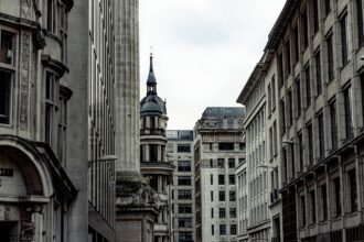 finanzgrundlagen.de - Derivate handeln: Dem Finanzmarkt mit schlauen Strategien die Stirn bieten!